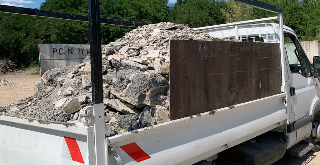 Camion-benne evacuant des gravats et carrelages
