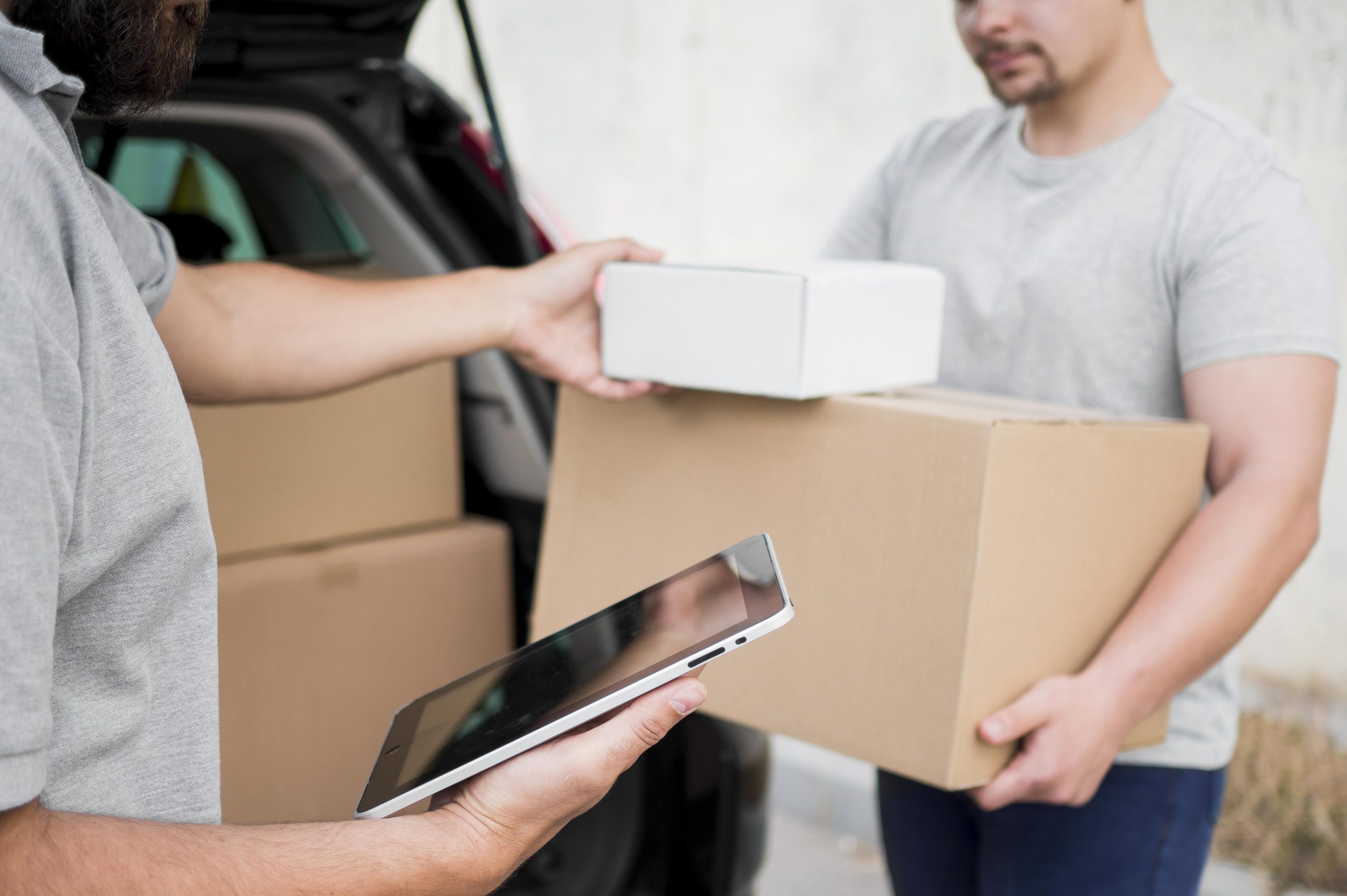 close-up-delivery-man-with-boxes (1)